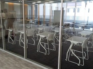 ▲ガラス張りの教室。可動式の机と椅子